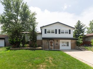 9001 Forest Ln, Hickory Hills, IL 60457