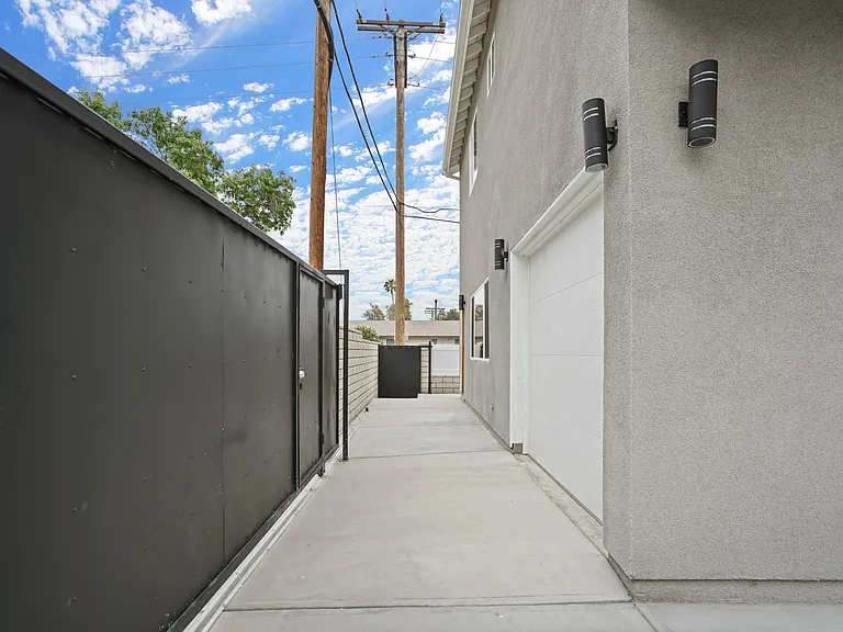 10900 Baird Ave — Photo 5