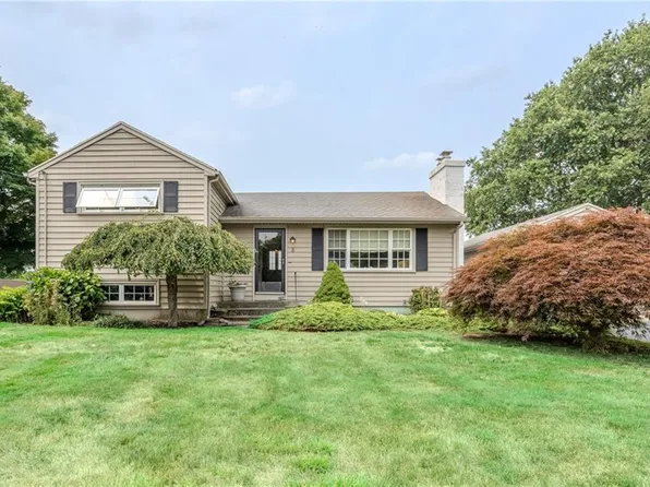 8 Spruce Ave, Middletown, RI 02842