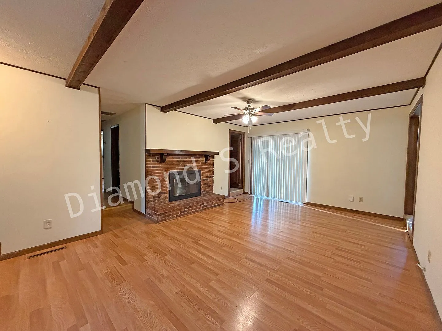 Charming 3 bedroom Home near Hwy 65 and Cherry! — Photo 2