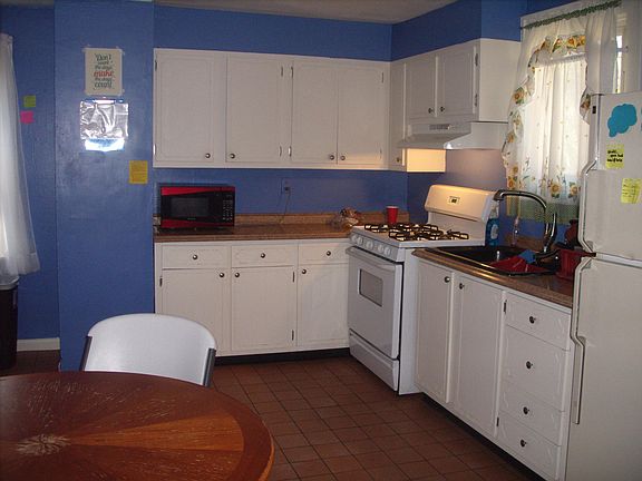 Kitchen (can be repainted)