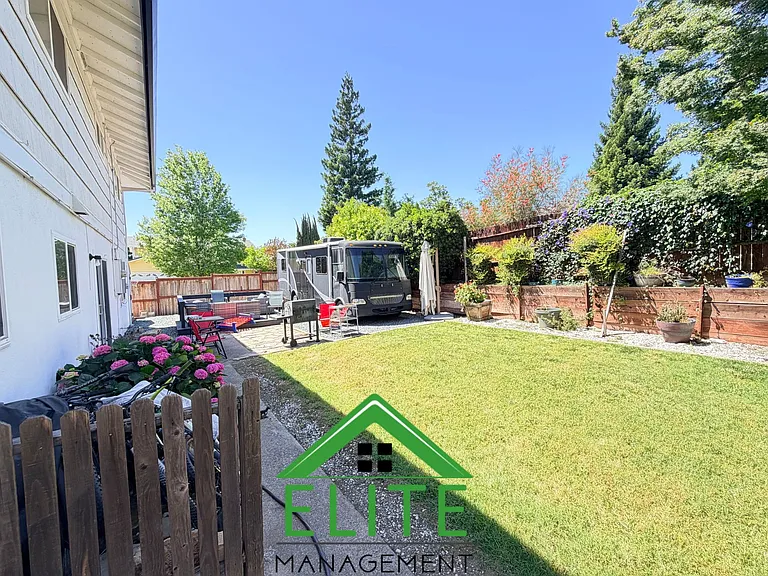 6701 Hillglen Way — Photo 19