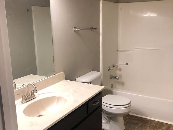 4th image of 409 Applewood Ln