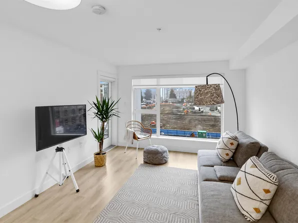 1519 Crown St #309, North Vancouver, BC V7J 1G6