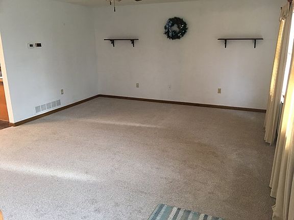5th image of 130 Clayburne Blvd