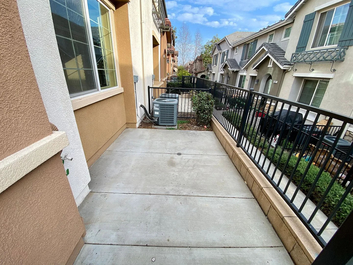 Beautiful 3-Bed, 2.5-Bath Townhouse with 2-Car Garage in North Upland — Photo 3