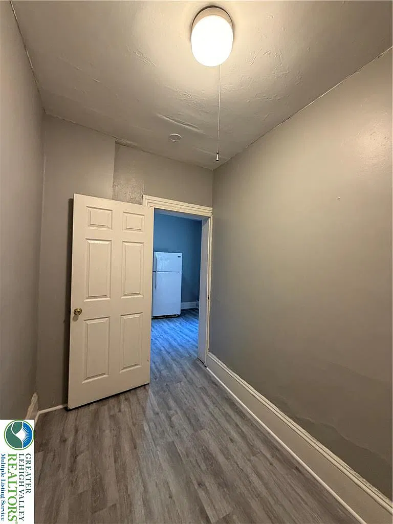 697 Ferry St — Photo 4