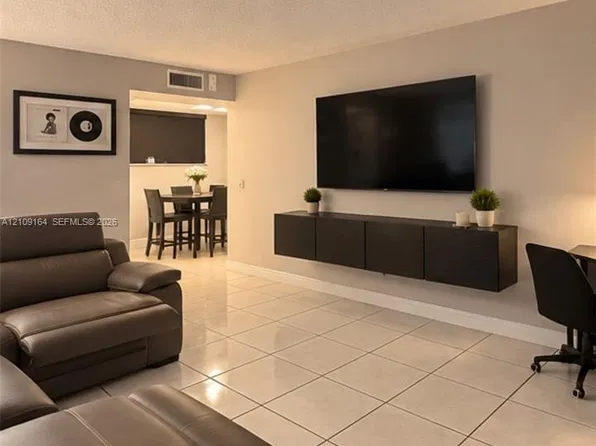 3285 Foxcroft Rd #E206, Miramar, FL 33025