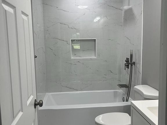 5th image of 701 Farmington Rd W