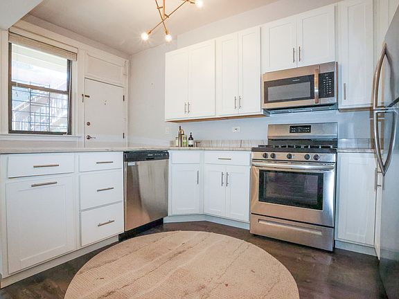 3rd image of 907 W Sheridan Rd #2nd