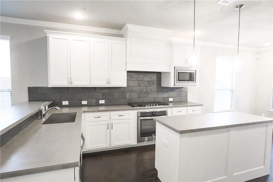 3 bed, 1935 sqft, $3,750 — Photo 2