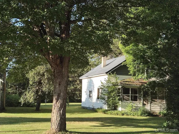 109 2nd St, Iron River, MI 49935