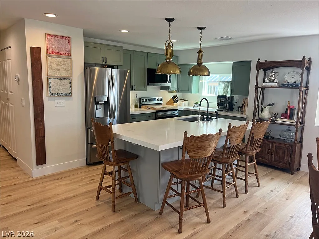 3 bed, 2.0 bath, 1305 sqft, $2,300 — Photo 3