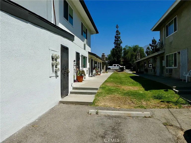 966 W Pine St — Photo 23