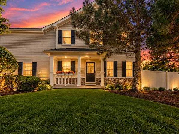2702 Kendall Xing, McHenry, IL 60051