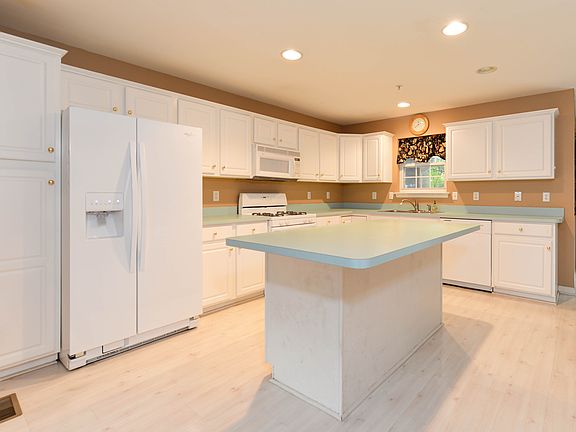 Kitchen with large island