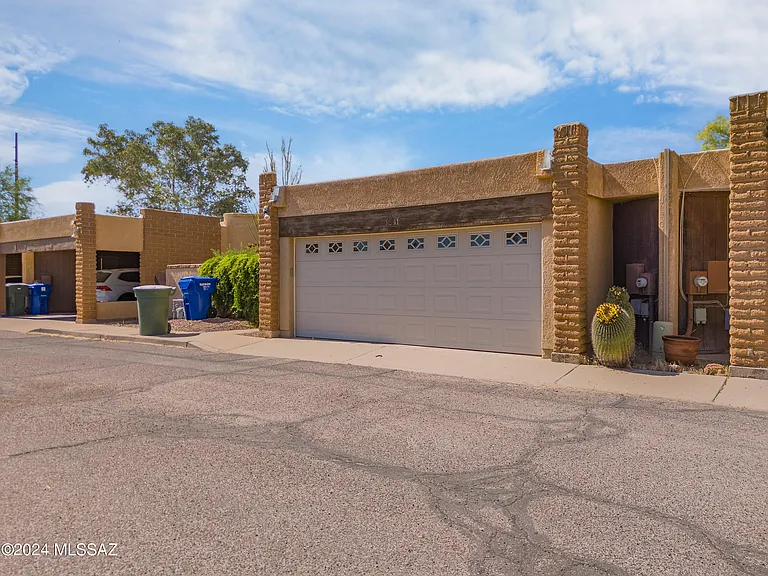 1341 E Ellis Dr — Photo 1