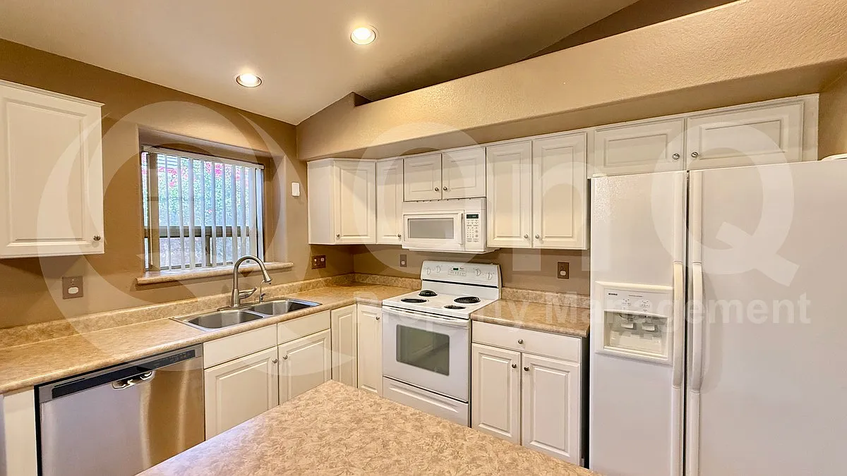 3 bed, 2.0 bath, 2311 sqft, $1,799 — Photo 3