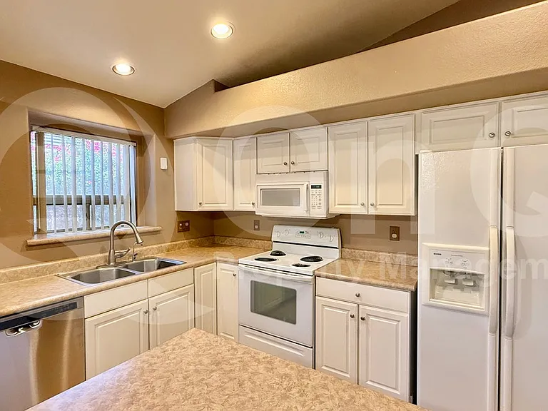 42259 W Chisholm Dr — Photo 3