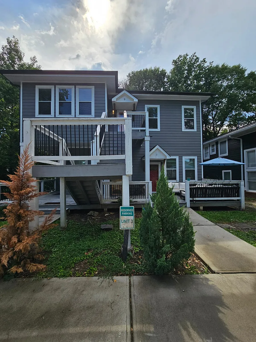Building Photo - 825 Monroe Dr NE #3