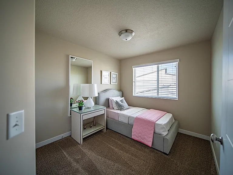 Bedroom with Twin Bed