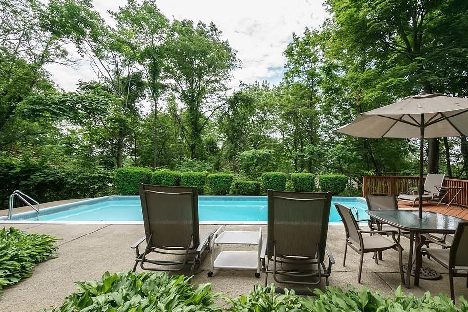1st image of 49 Briar Hill Dr