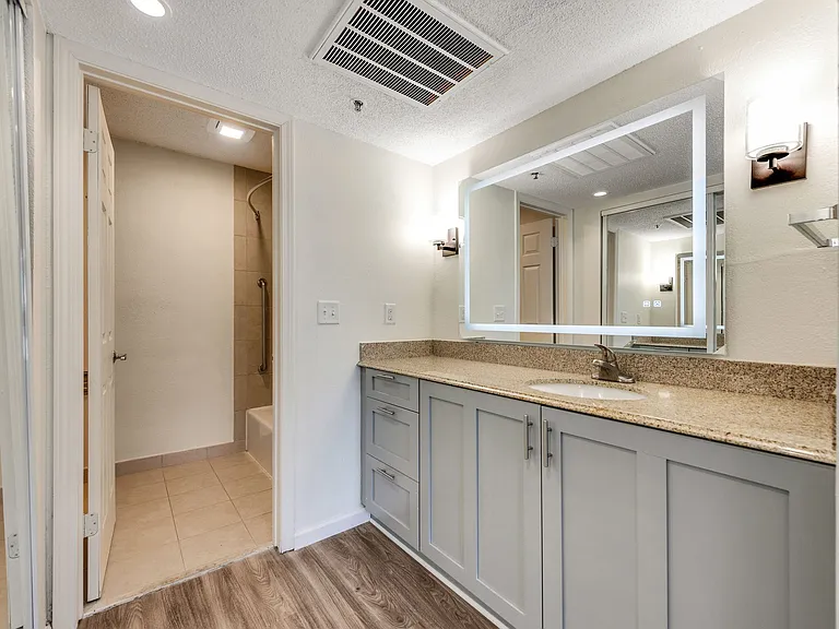 Vivo Living Charlotte (Tryon) — Photo 25