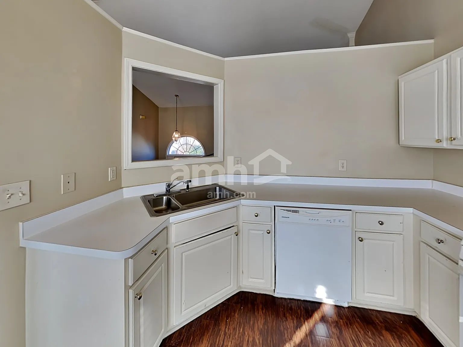 4 bed, 3.0 bath, 1264 sqft, $2,100 — Photo 4