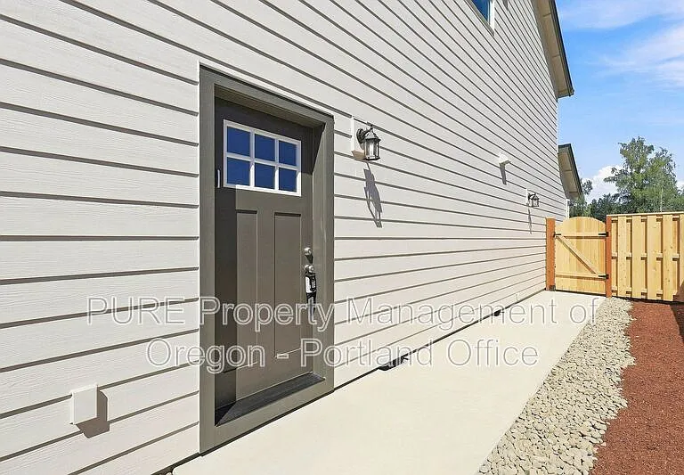 588 NE Alderwood Dr — Photo 12