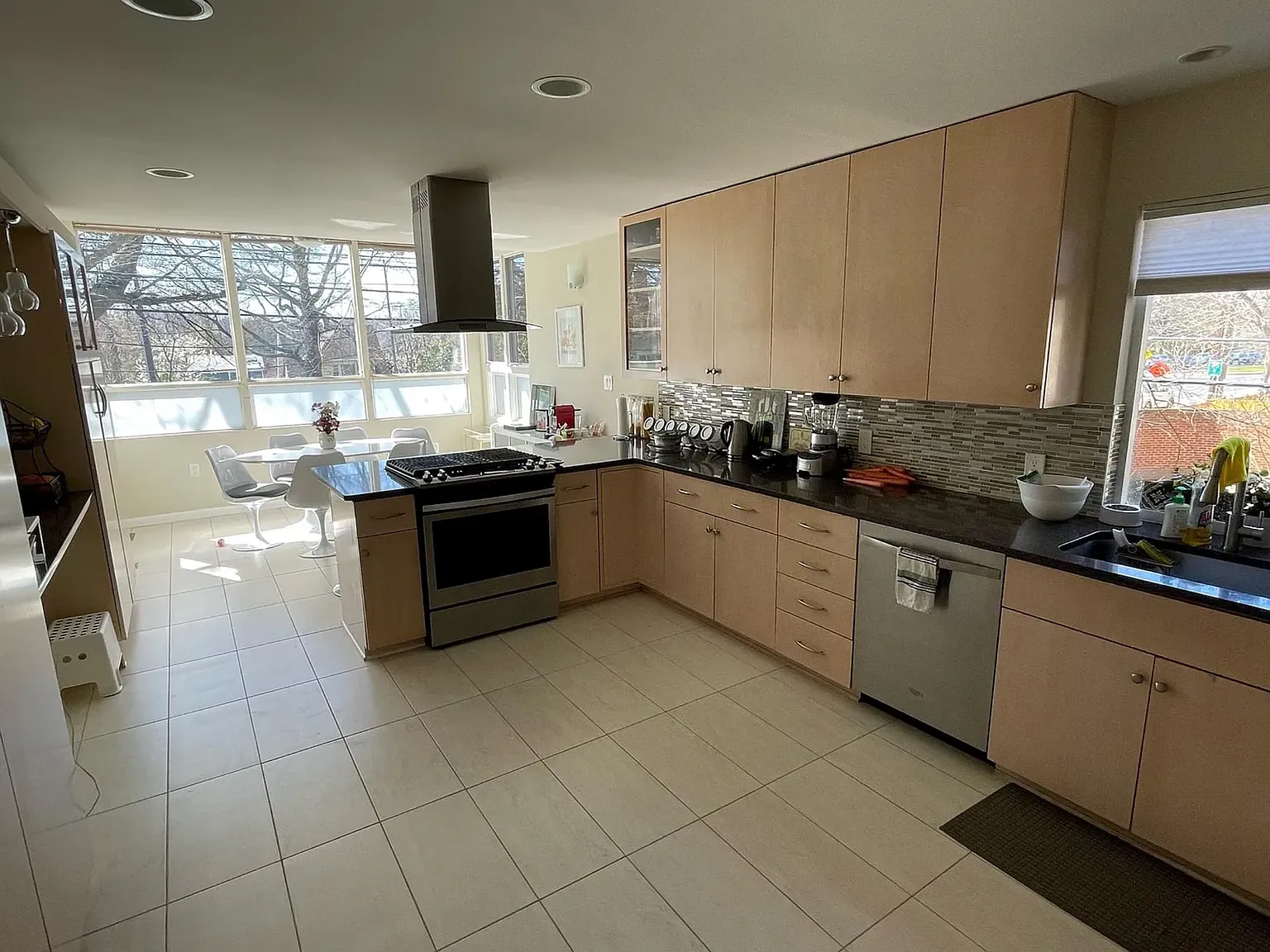 5 bed, 3.5 bath, 3381 sqft, $6,900 — Photo 4