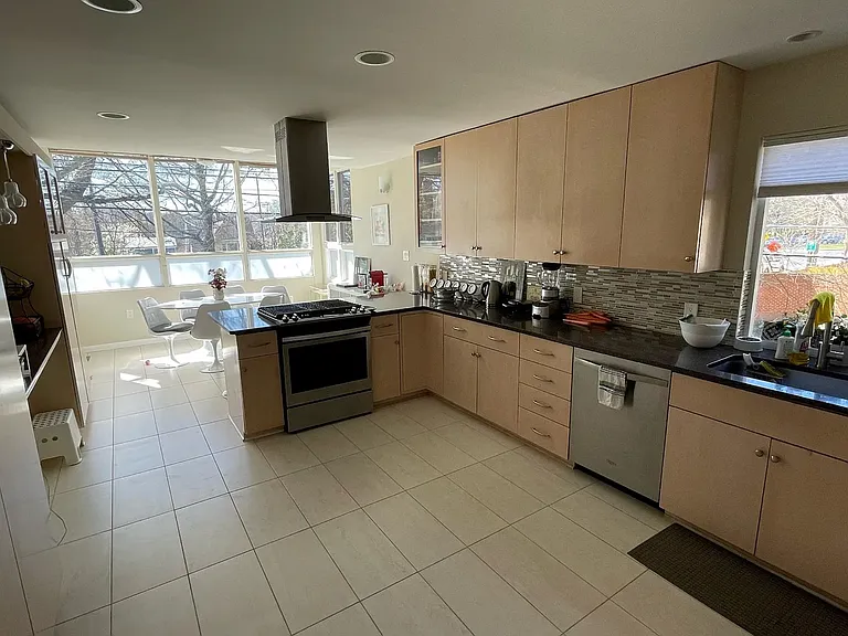 5201 Macarthur Ter NW — Photo 4