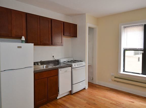 3rd image of 429.5 W Belden Ave #D601b