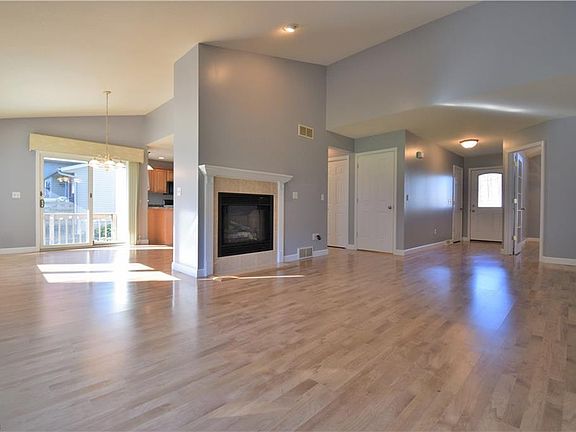 4th image of 371 Lauretta Ln