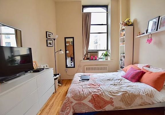 3rd image of 117 E 11th St APT 4D