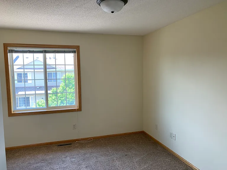 633 Kingfisher Ln #H — Photo 8