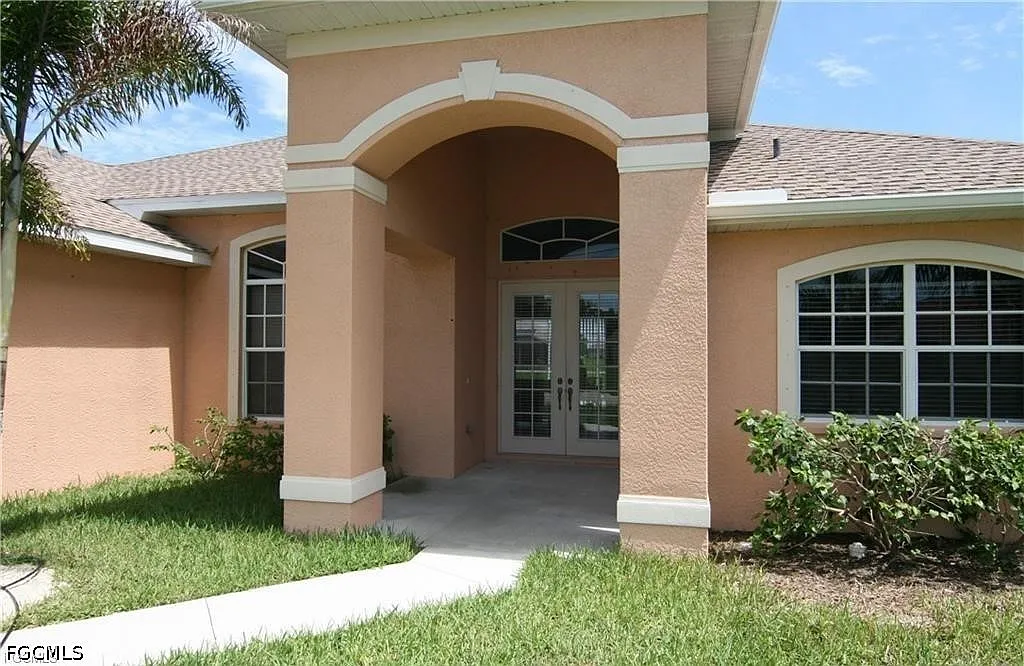 3 bed, 2.0 bath, 2016 sqft, $2,800 — Photo 2