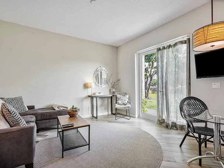 1382 Clydesdale Ave — Photo 22