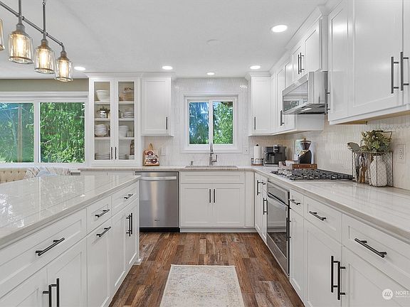 5th image of 1554 Columbia Street