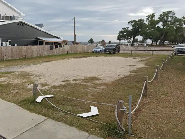 104 Court St, Bay Saint Louis, MS 39520