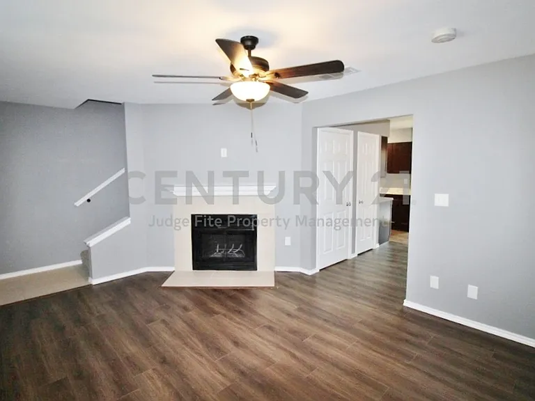 921 Cedar Ter — Photo 4