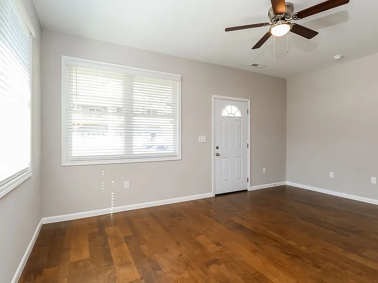 216 Sycamore Cove Rd — Photo 4