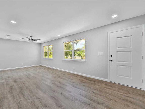 4th image of 2805 Woodland Dr