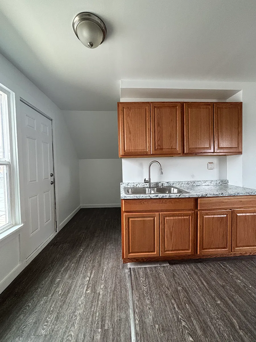 Building Photo - 714 E Spruce St #1/2