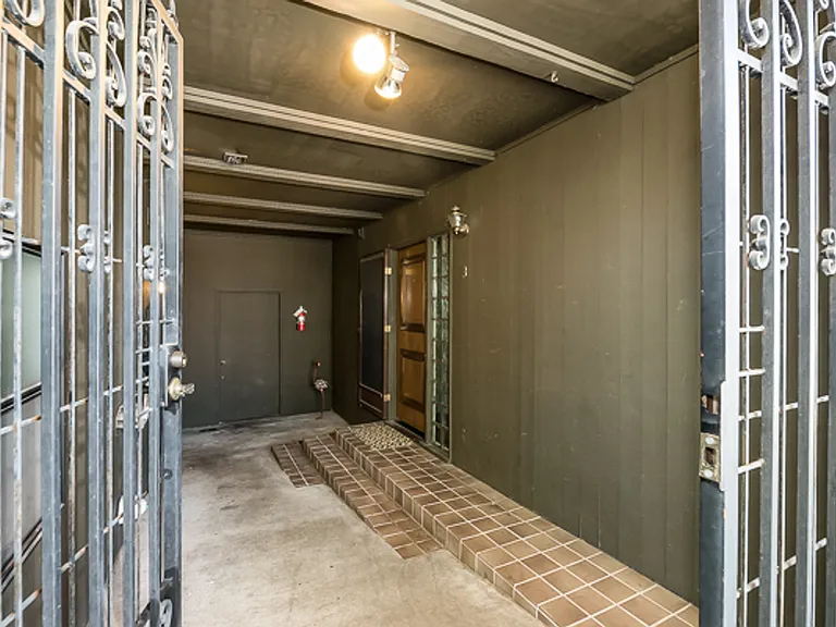 Skylark Apartments — Photo 10