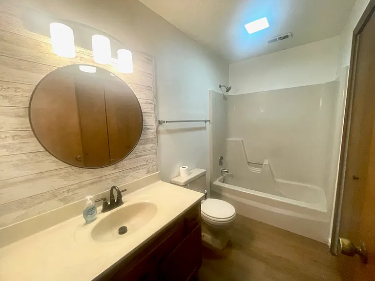 400-402 W Charter Dr #2 — Photo 5