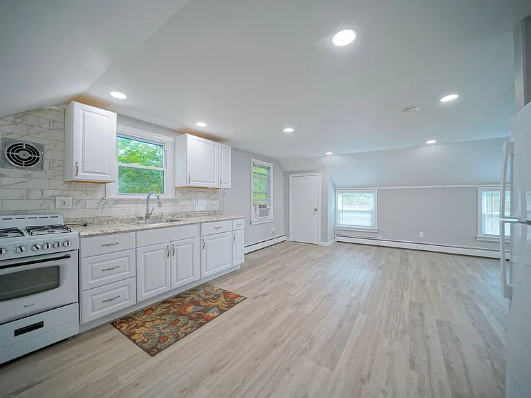 16 Brook St — Photo 38