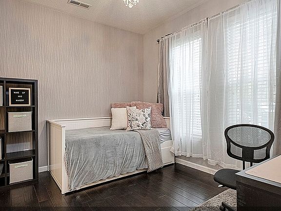5th image of 869 NE Caden Ave