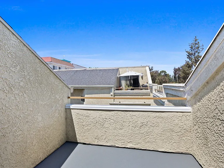 11325 Morrison St — Photo 47