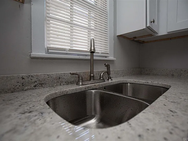 926 W 29th St — Photo 5