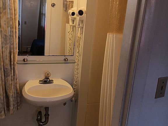 5th image of 803 Western Ave #111